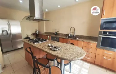 Alquiler de amplia casa de dos niveles – Villa Granada