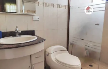 Alquiler de amplia casa de dos niveles – Villa Granada
